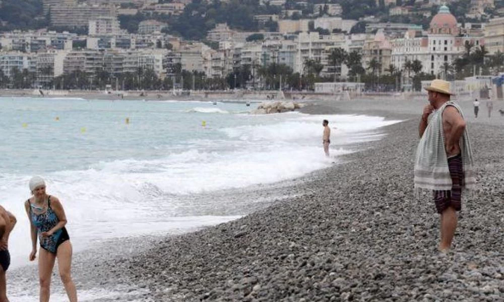 Κορονοϊός - Γαλλία: Επιτρέπουν το κολύμπι, όχι όμως την ηλιοθεραπεία